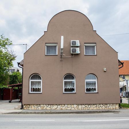 Fitt Maganszallashely Sásd Exterior foto
