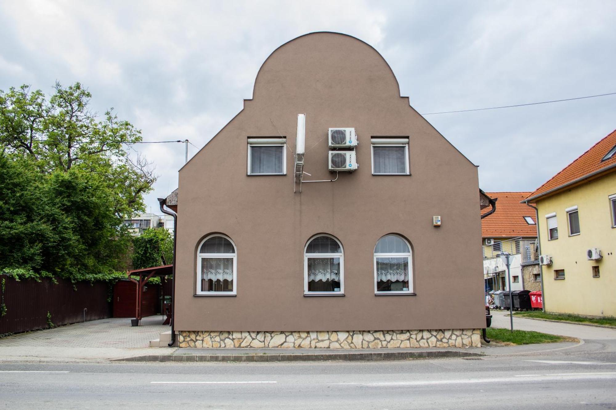Fitt Maganszallashely Sásd Exterior foto