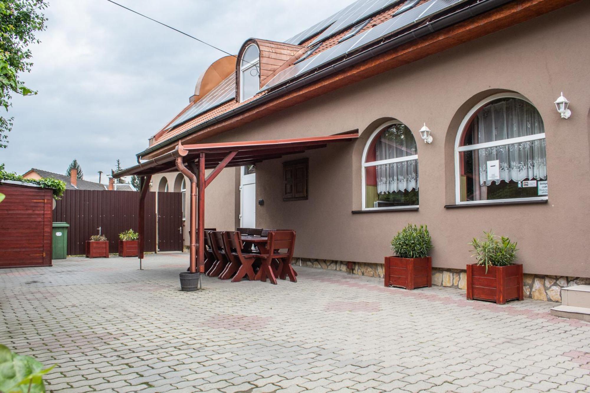 Fitt Maganszallashely Sásd Exterior foto